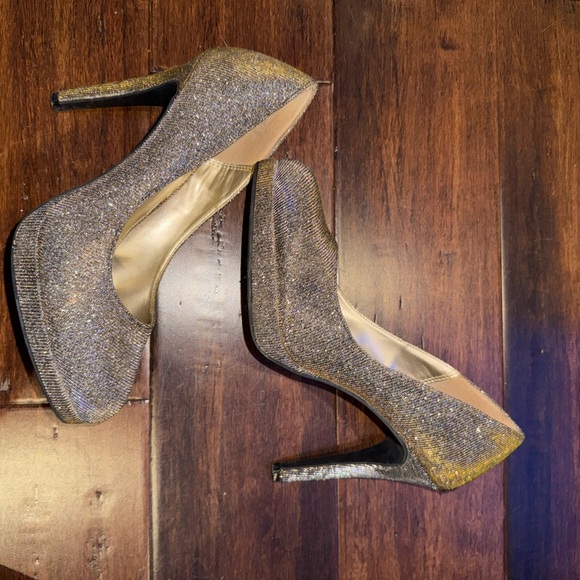 FIONI Clothing Shimmering Silver Heels - Picture 3 of 5